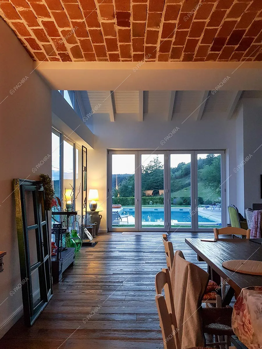 Zona living della villa Baffin, location in stile moderno ad Alessandria