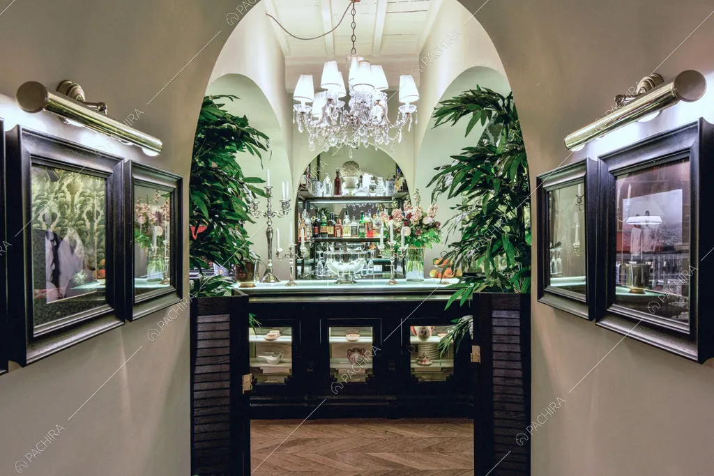Vista sul bancone da bar dell'hotel McKinley, location in stile classico a Firenze