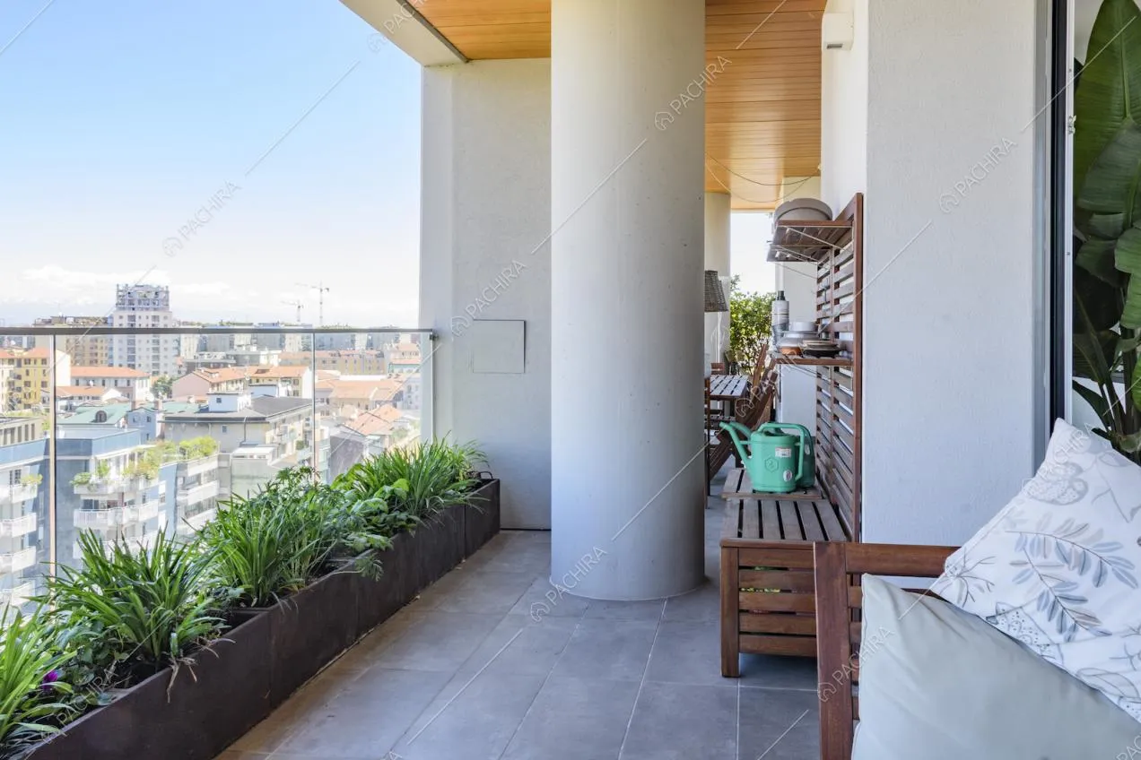 Grande terrazza con arredi in legno