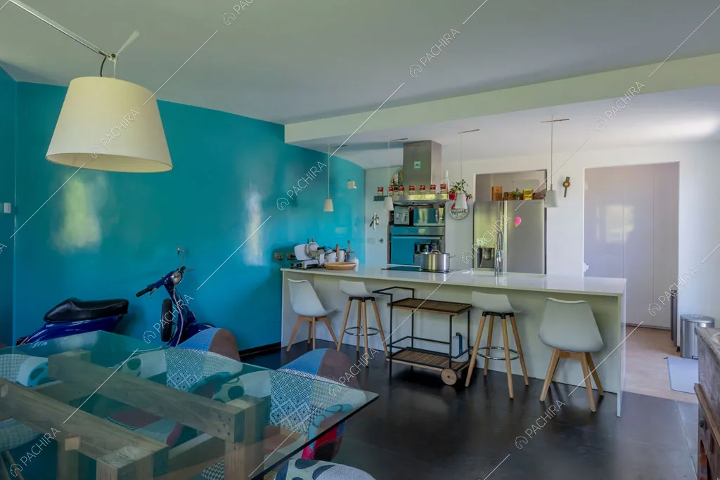 Cucina a penisola della villa Arafura, location in stile contemporaneo a Roma
