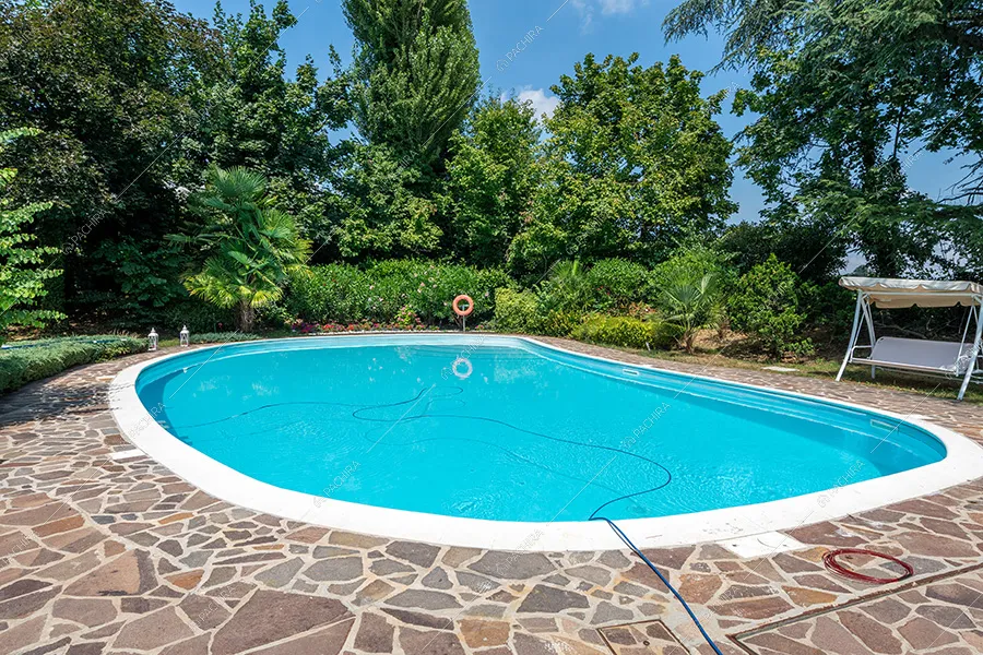 Piscina della villa Adige, location in stile contemporaneo a Monza
