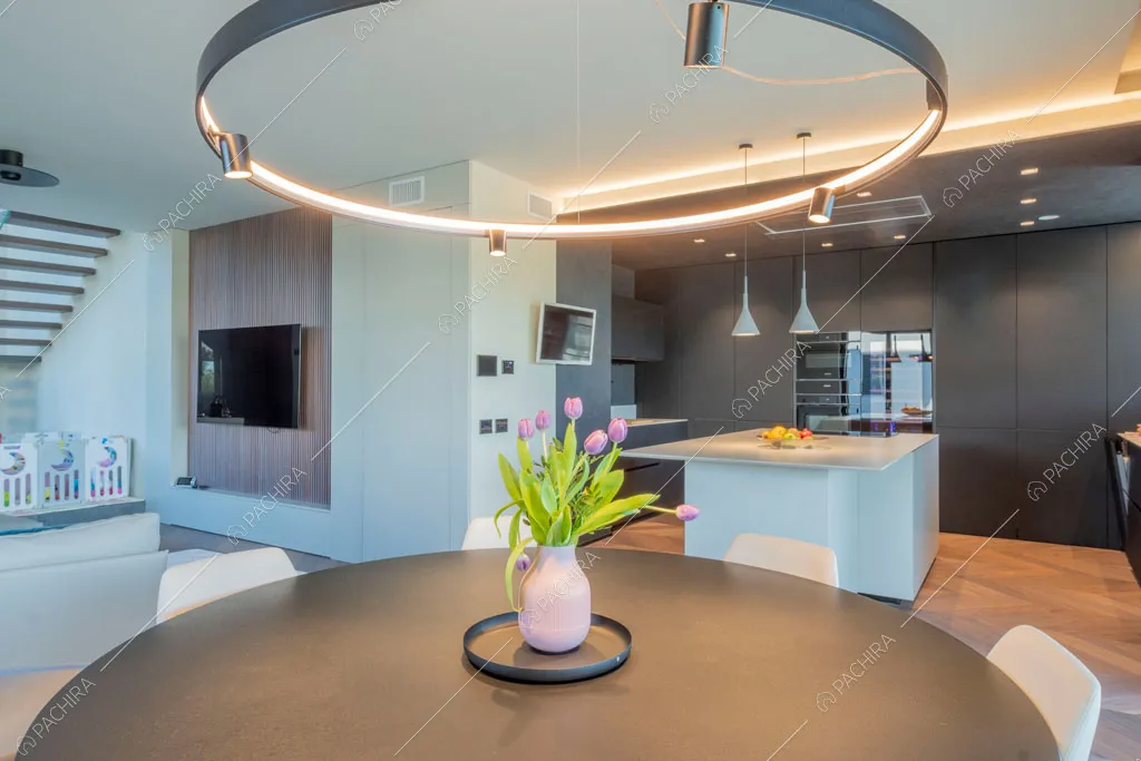 Cucina a vista della villa Warta, location in stile contemporaneo a Monza