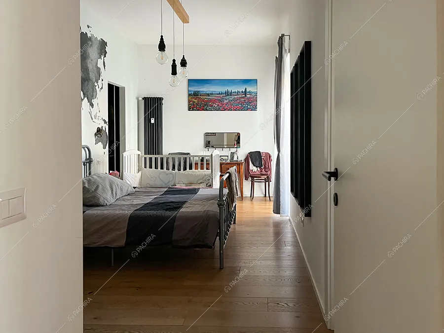Camera da letto dell'appartamento Orange, location in stile industriale a Roma