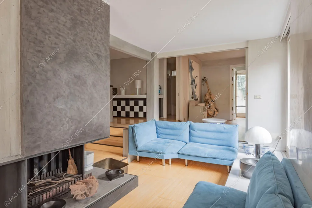 Salotto con camino della villa China, location in stile contemporaneo a Roma