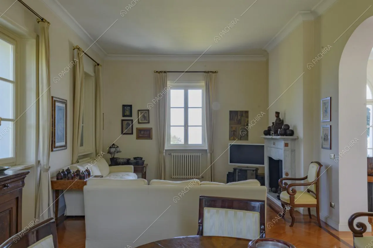 Soggiorno arredato con colori caldi e mobili in legno