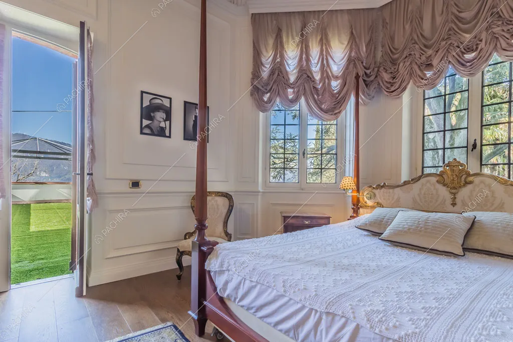 Camera da letto con pavimento in parquet della dimora storica Chewe, location in stile contemporaneo a Lecco
