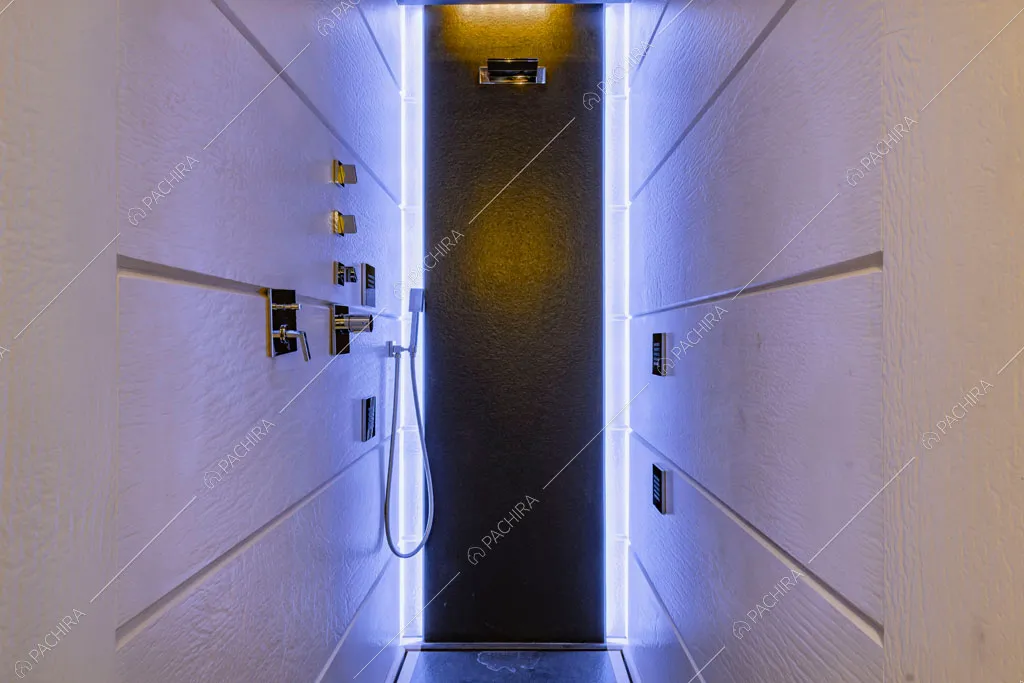 Doccia nel bagno dell'appartamento Kamala, location in stile contemporaneo a Roma