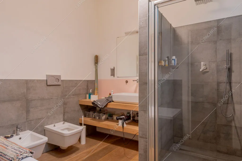 Bagno dell'appartamento Mungo, location in stile contemporaneo a Milano