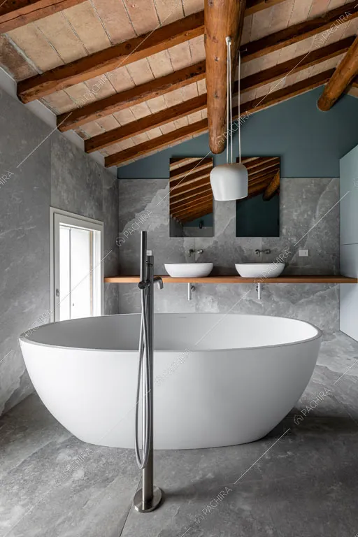 Bagno della villa Makalu, location in stile contemporaneo a Brescia