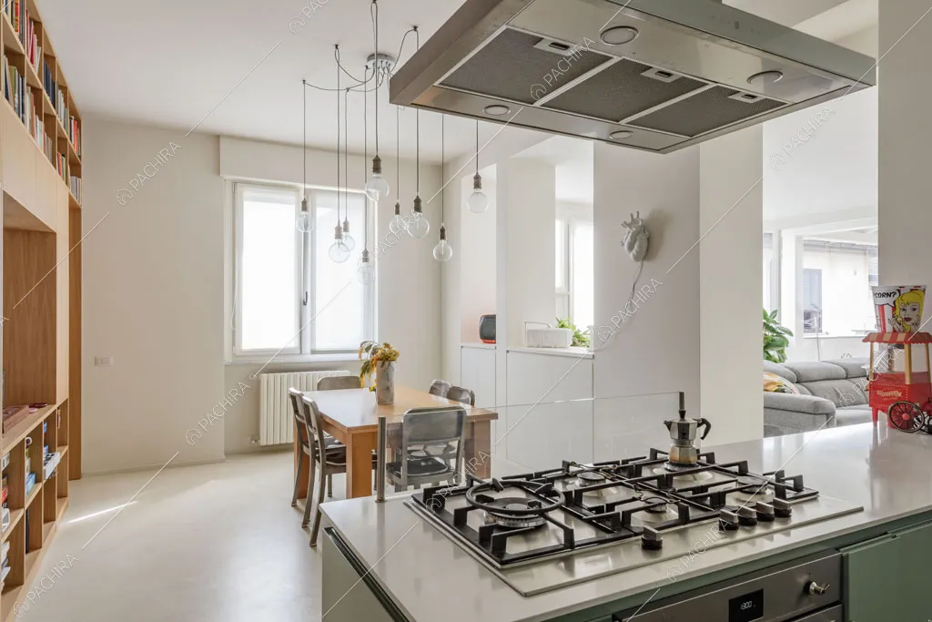 Cucina a penisola dell'appartamento Papagayo, location in stile contemporaneo a Milano