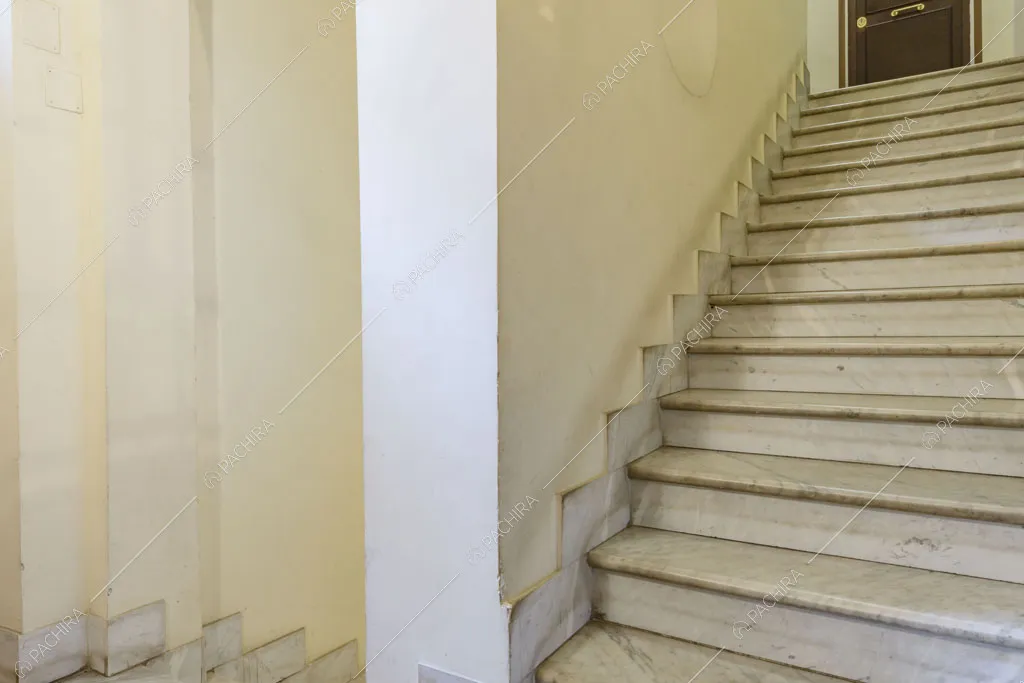 Scale dell'appartamento Roobois, location in stile insolito a Roma