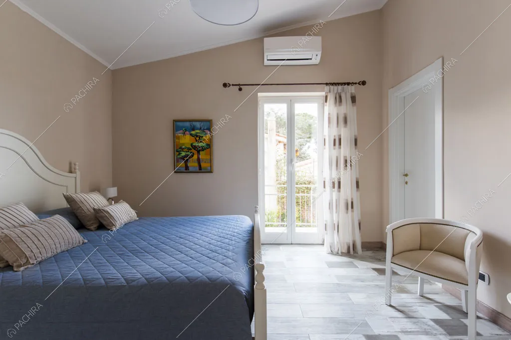 Camera da letto della villa Agnocasto, location in stile moderno a Roma