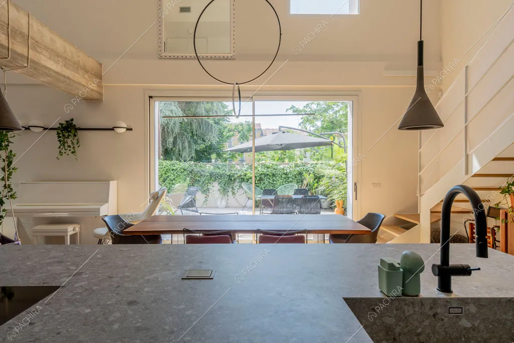 Cucina del loft Fenice, location in stile contemporaneo a Milano