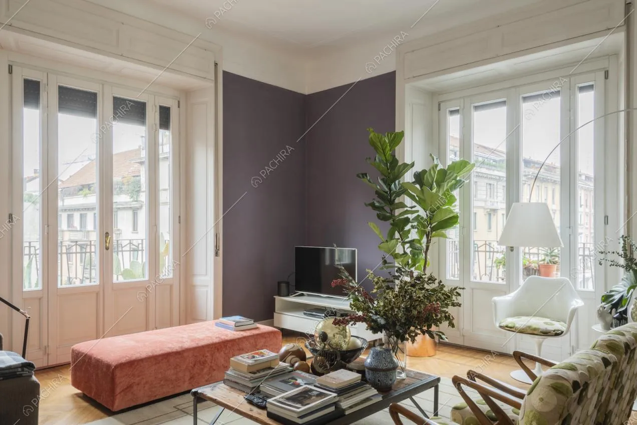 Porte finestre nel salotto con pareti color viola