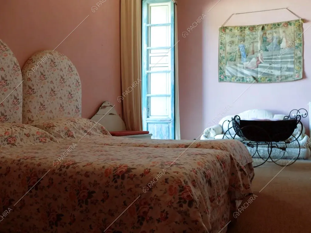 Pareti rosa della camera da letto della villa Tanami, location in stile classico a Palermo