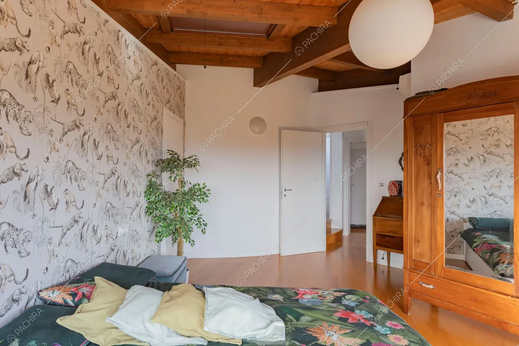 Travi in legno a vista sul soffitto della camera della villa Matico, location in stile contemporaneo a Roma