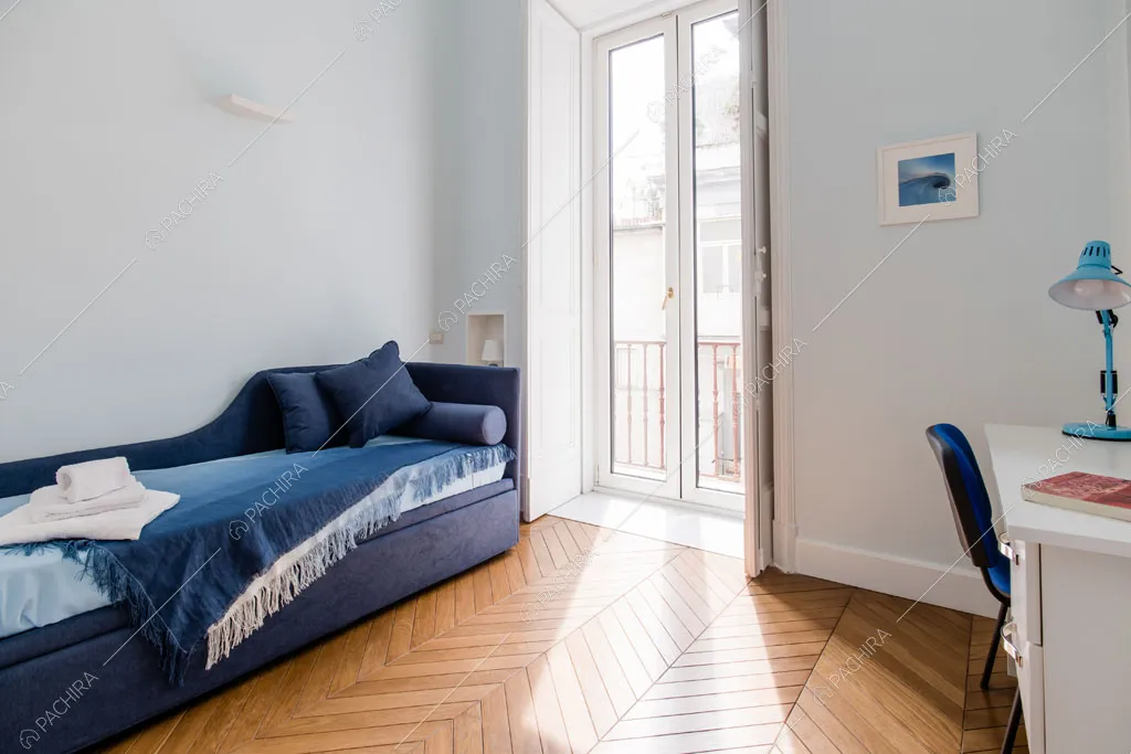 Camera da letto dell'appartamento Han, location in stile contemporaneo a Napoli