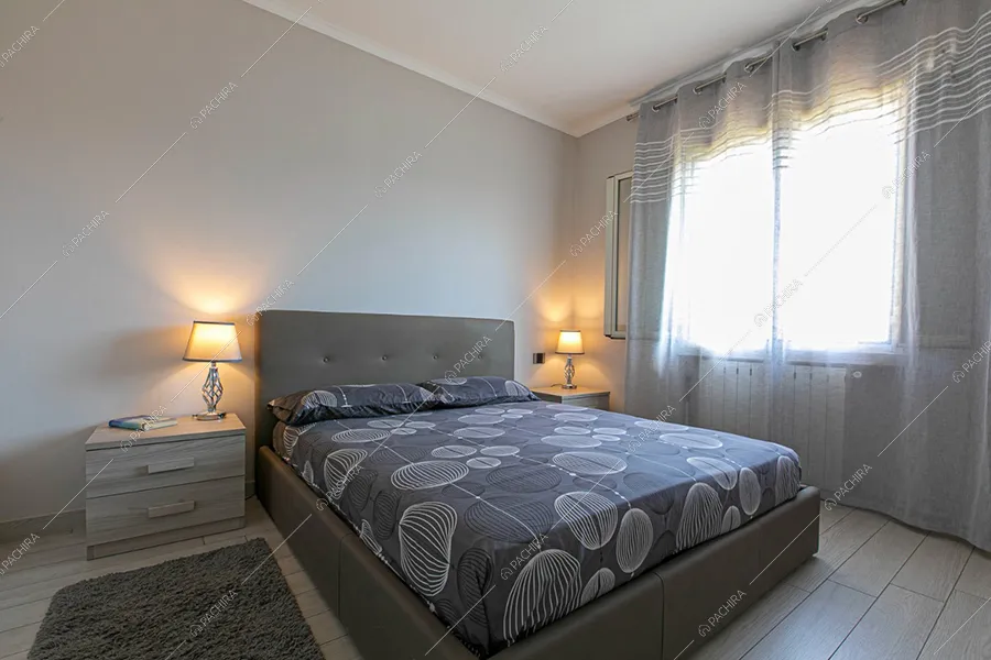 Camera da letto della villa Anortite, location in stile moderno a Roma