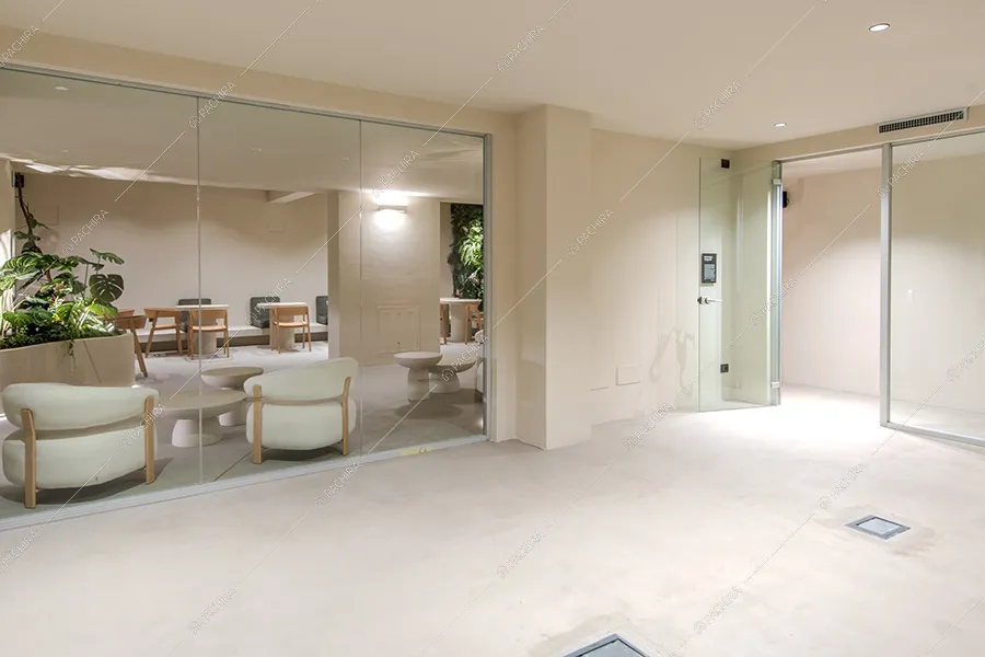 Ingresso dell'espositivo Tatra, location in stile contemporaneo a Milano