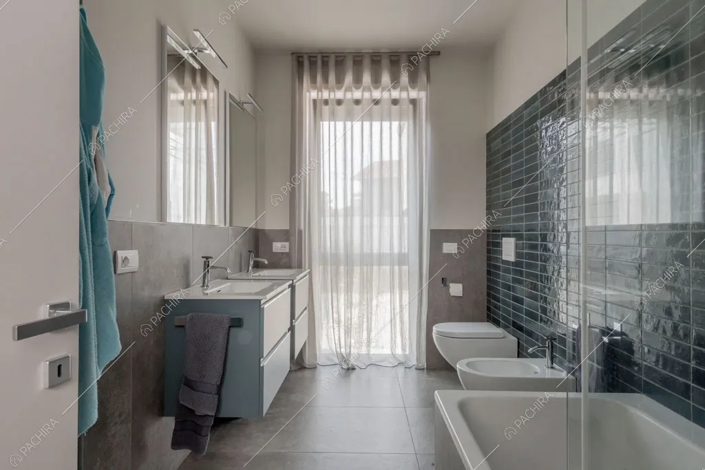 Bagno della villa Eiger, location in stile moderno a Monza