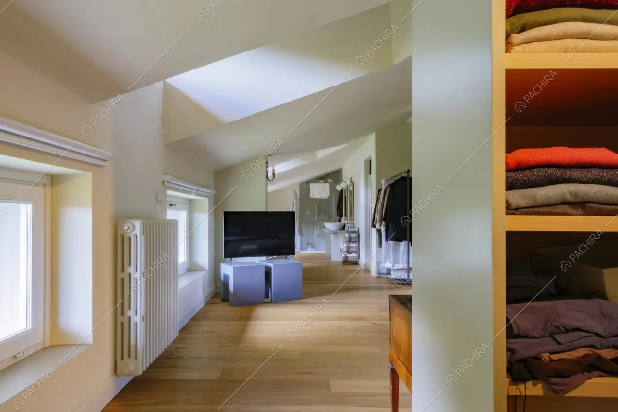 Cabina armadio nella mansarda dove si trovono il letto matrimoniale e il bagno