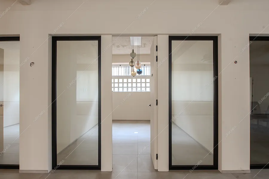 Sala dell'espositivo Tipuana, location in stile contemporaneo a Milano