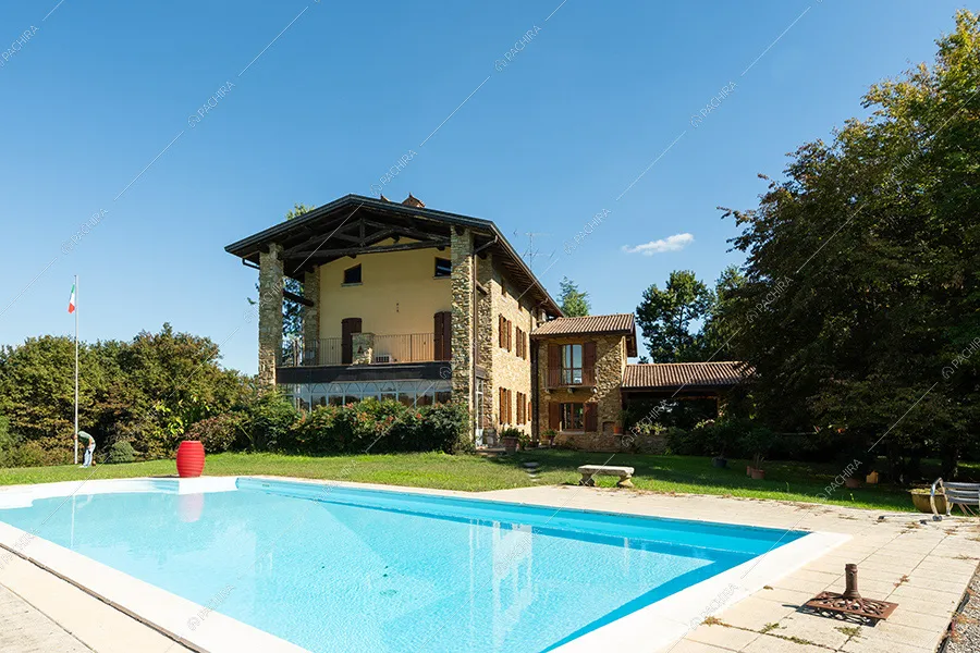 Piscina della villa Rhone, location in stile rustico a Lecco