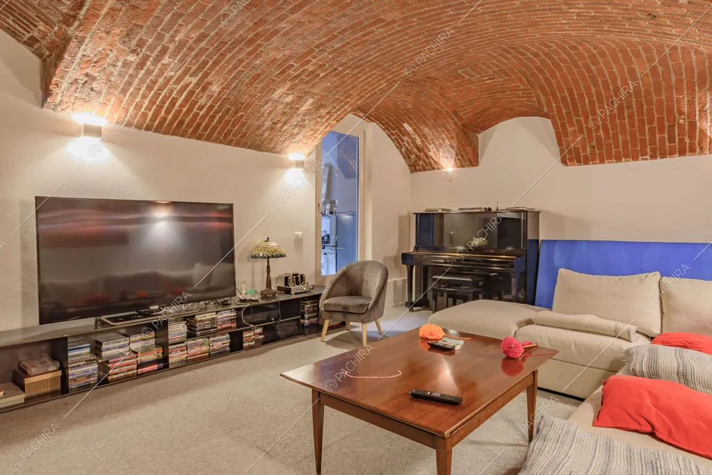 Taverna con soffitto in mattoncini rossi a vista della villa Kharan, location in stile contemporaneo a Milano