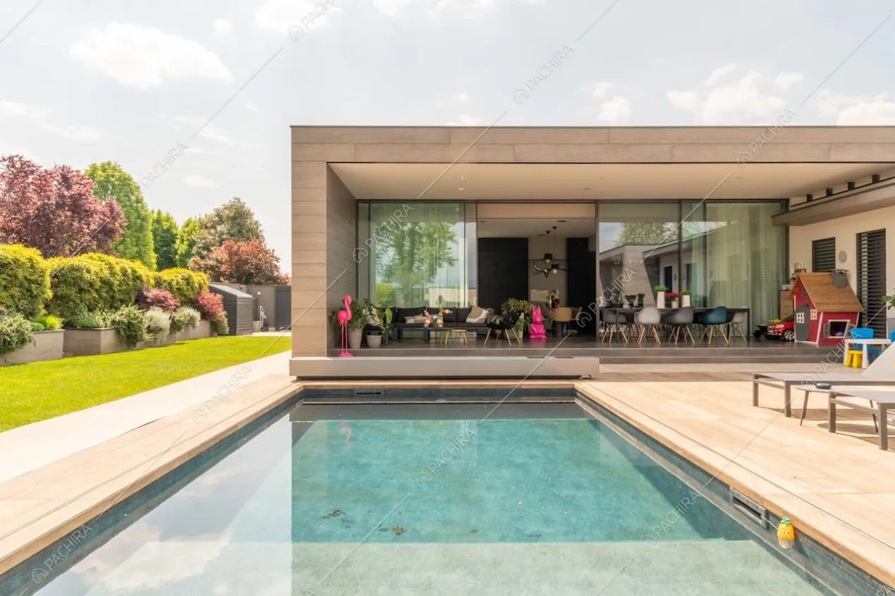 Dalla piscina vista sulla zona living attraverso le ampie porte-finestre scorrevoli