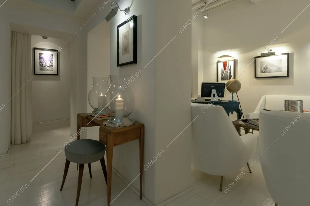Sala d'attesa total white dell'hotel McKinley, location in stile classico a Firenze