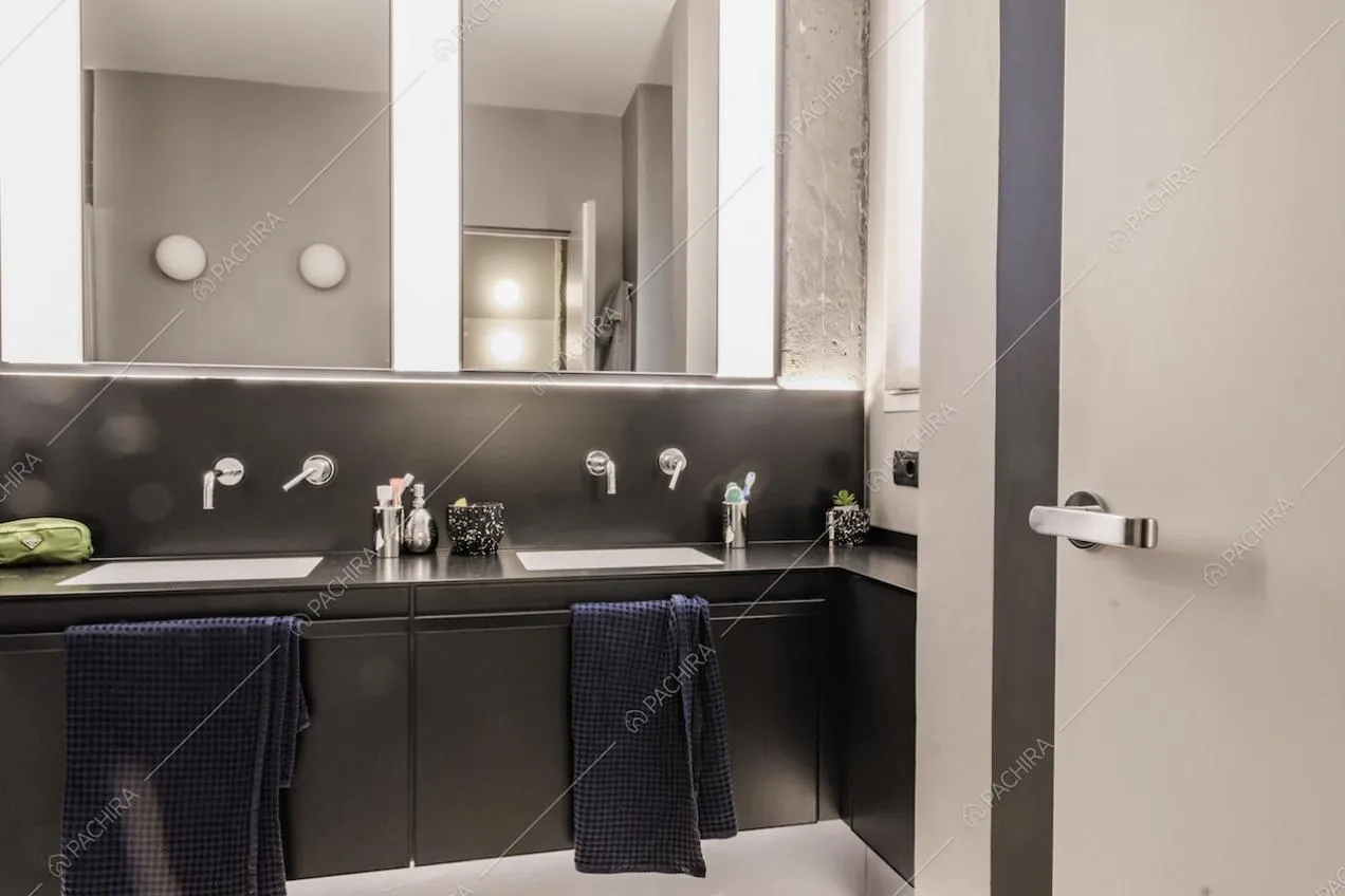 Bagno con doppio lavandino in stile moderno