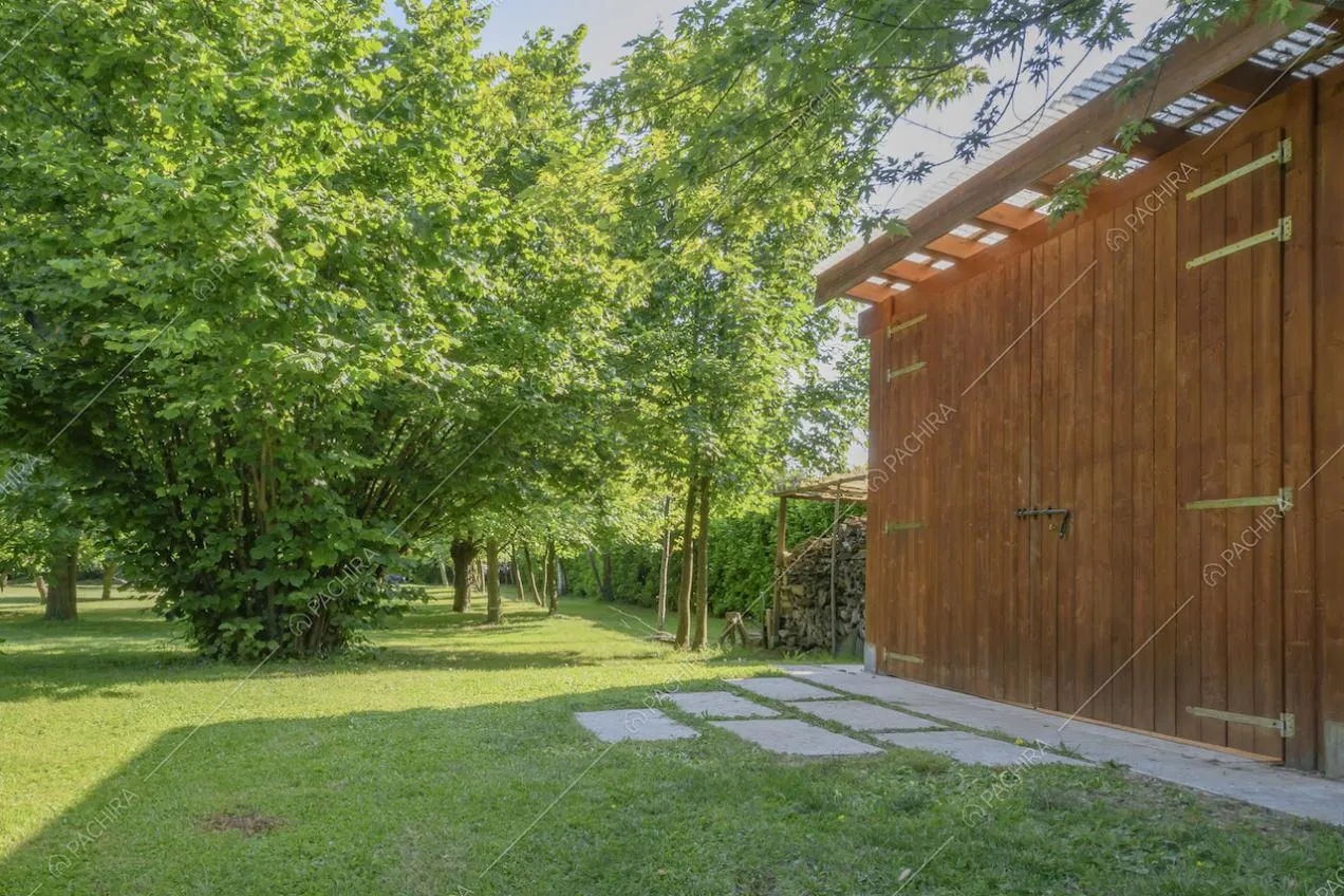 Grande capanno di legno nel giardino della Location Orniello