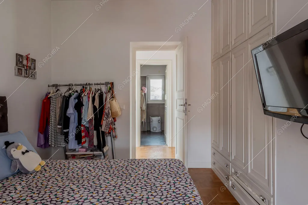 Pavimento in parquet nella camera da letto della villa Pino Mugo, location in stile moderno a Roma