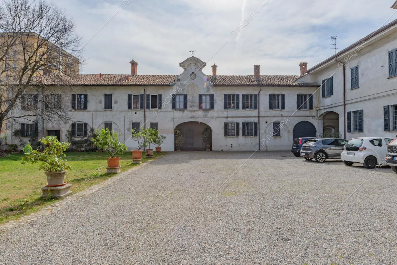 Ingresso principale della location dal cortile con pavimentazione in ciottoli