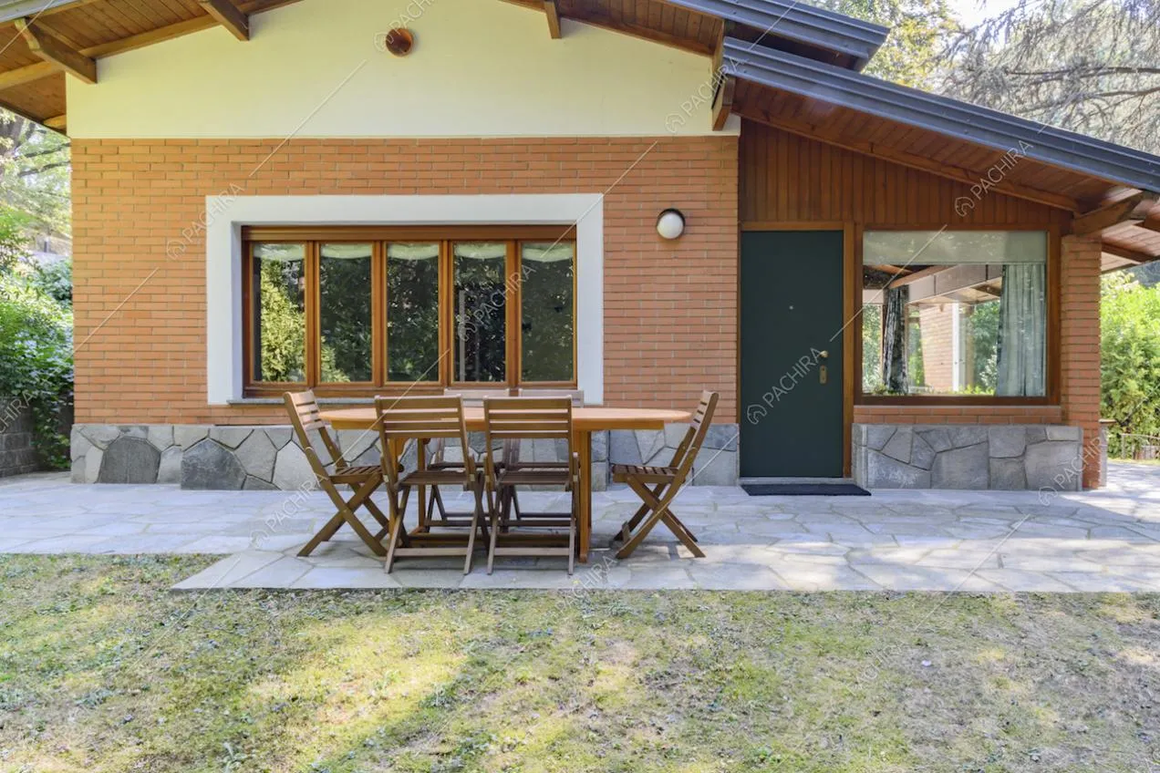 Dépendance immersa nel verde con veranda