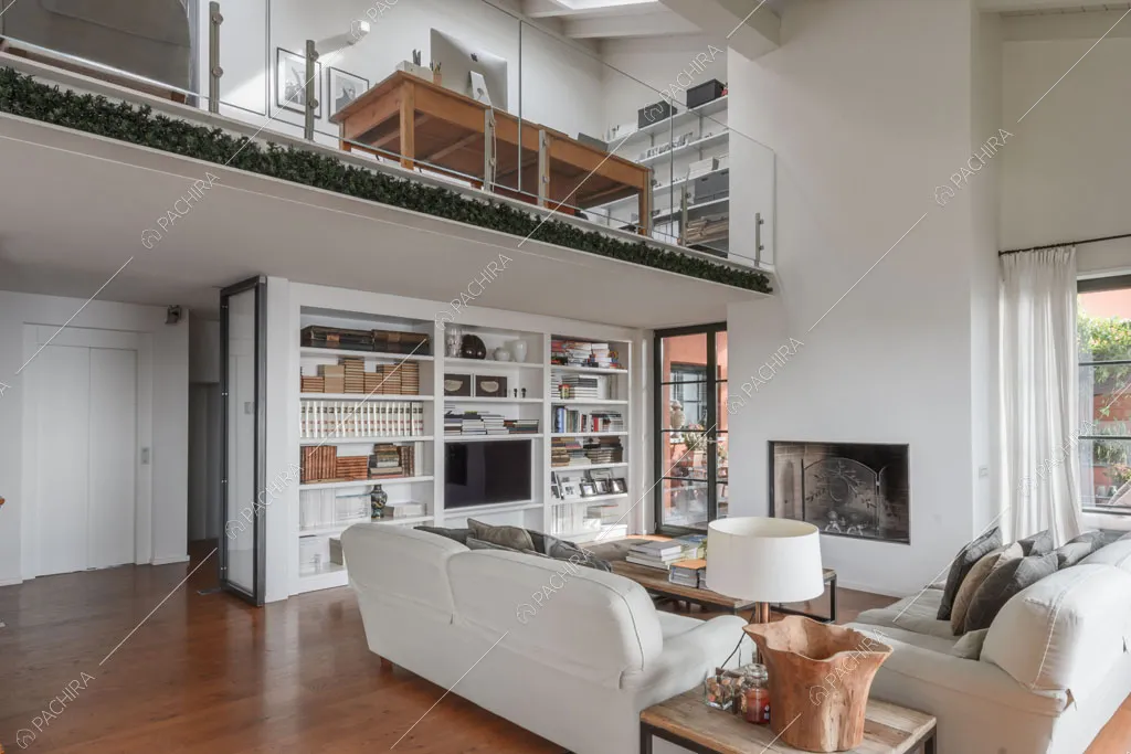 Sala con pavimento in parquet della villa Roveja, location in stile contemporaneo a Como