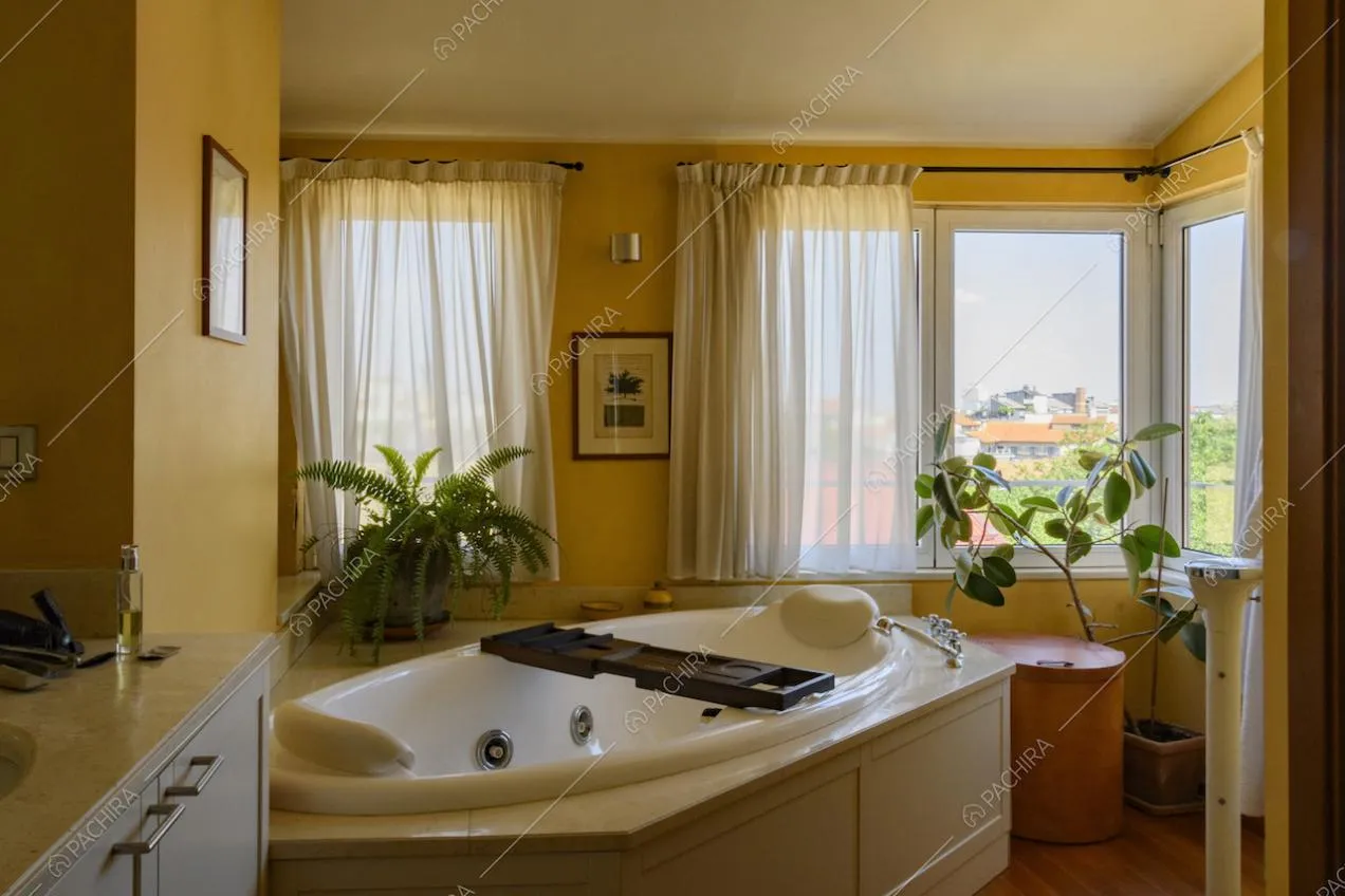 Vasca da bagno bianca con idromassaggio