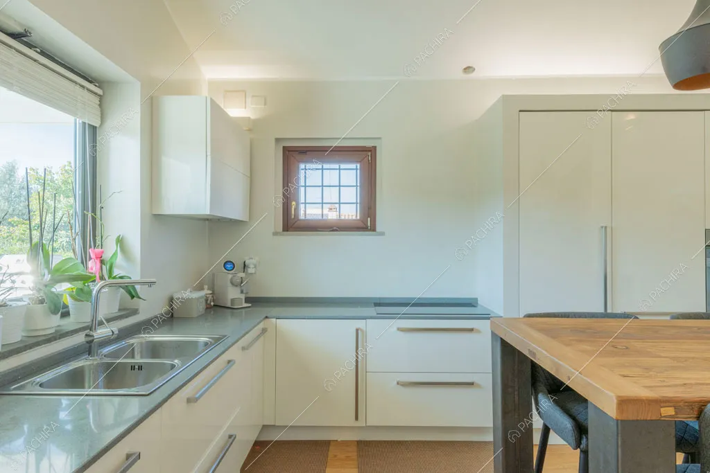 Cucina a parete della villa Tagliamento, location in stile contemporaneo a Roma