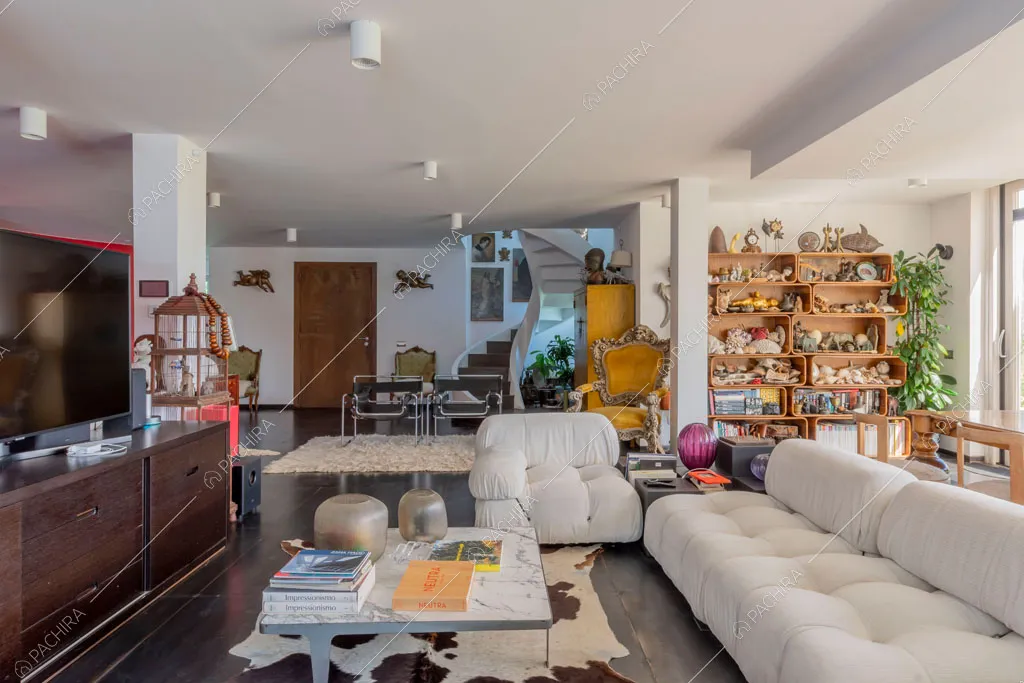 Ampia zona living della villa Arafura, location in stile contemporaneo a Roma
