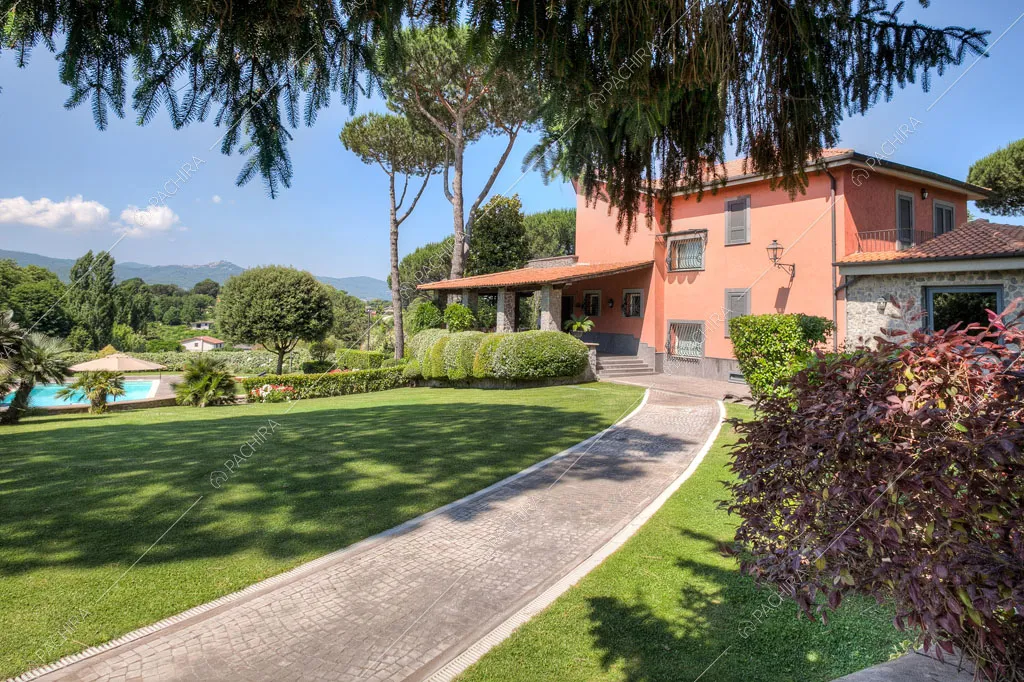 Vialetto della villa Kunzite, location in stile moderno a Roma