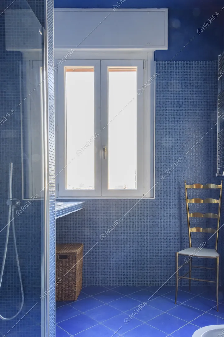 Piastrelle a mosaico blu sulla parete del bagno