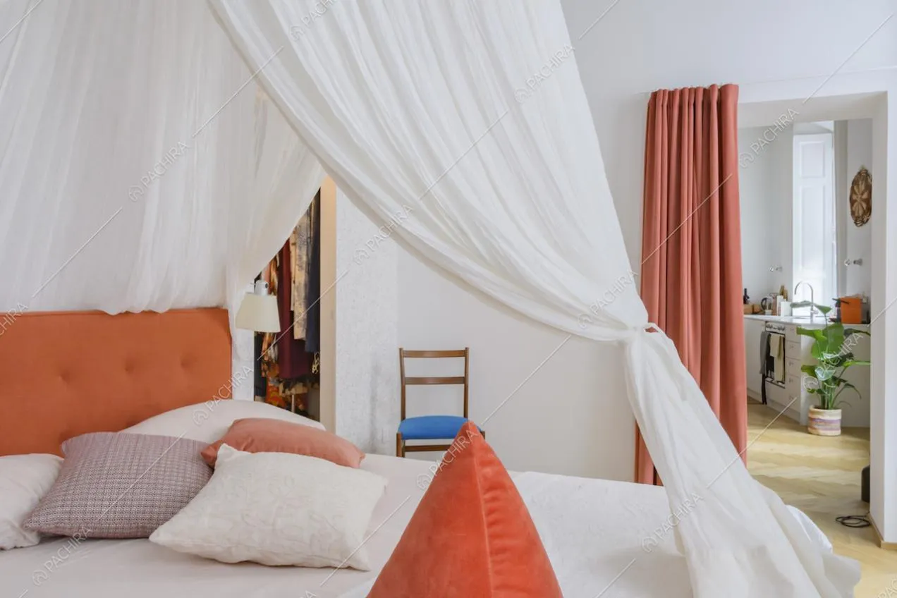 Vista sulla cucina e sulla cabina armadio dal letto a baldacchino