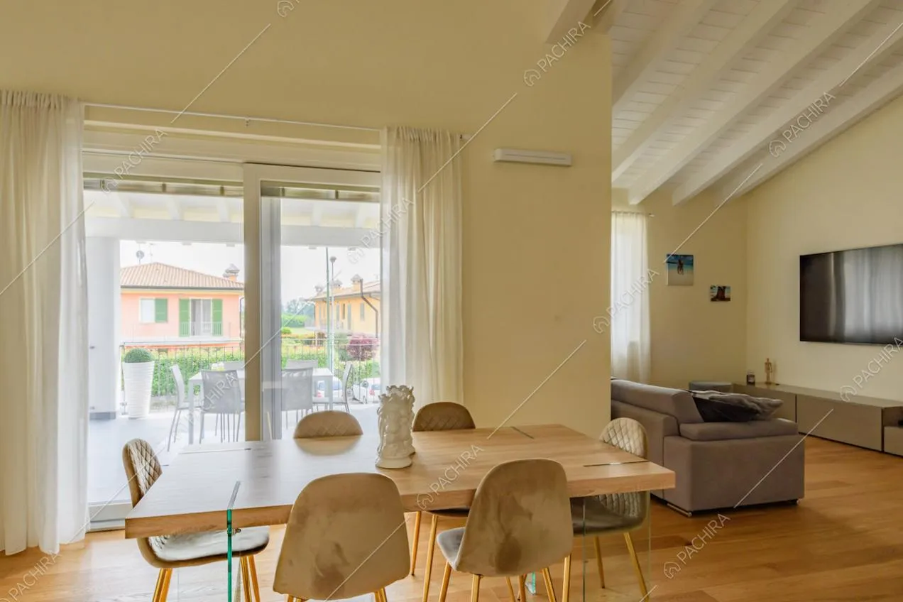 Porta-finestra scorrevole per accedere alla terrazza dalla zona living