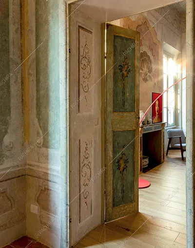 Corridoio dell'appartamento Cajà, location in stile moderno a Mantova
