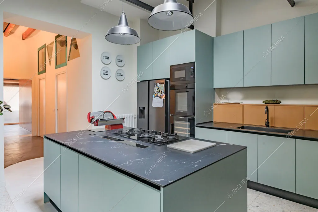 Cucina a isola del loft Unakite, location in stile moderno a Milano