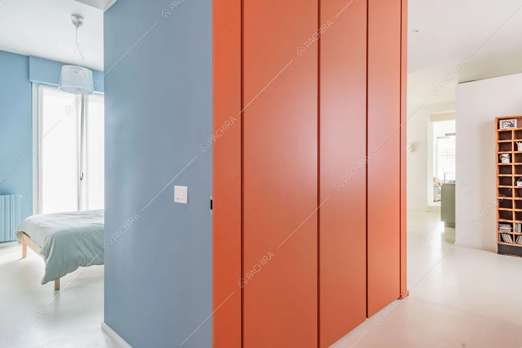 Camera da letto dalle pareti azzurre dell'appartamento Papagayo, location in stile contemporaneo a Milano