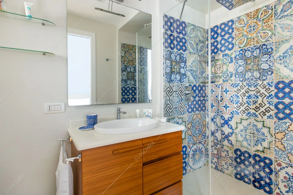 Bagno dell'appartamento Han, location in stile contemporaneo a Napoli