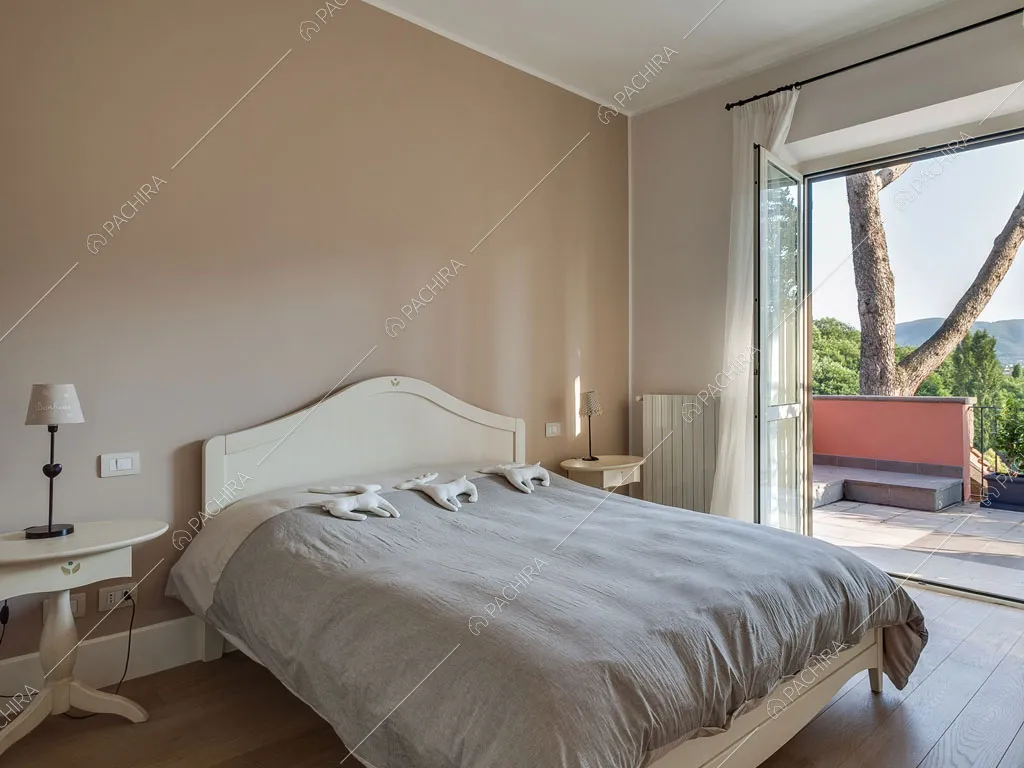 Camera da letto matrimoniale della villa Kunzite, location in stile moderno a Roma
