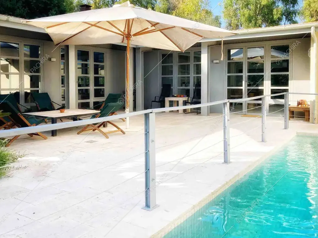 Piscina della villa Giba, location in stile moderno a Latina