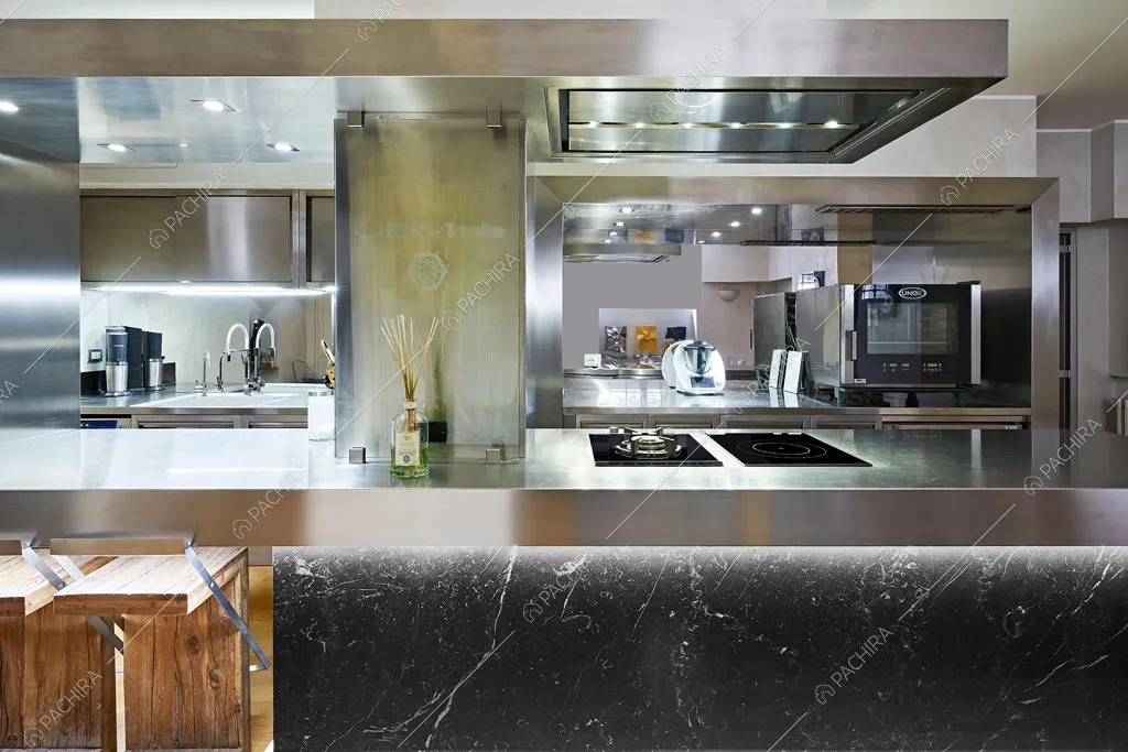 Fornelli a gas e a induzione nella cucina della dimora storica Cerimoya, location in stile liberty a Milano